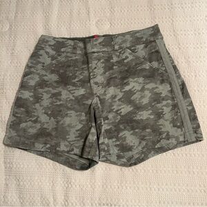 SPANX Camo Shorts Size Large‎ NWOT